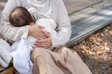 《子育て論争》カフェの“ケープ授乳”巡る議論勃発!「ほんとに気持ち悪い」「居…