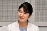 愛子さま、雅子さま譲りのパンツスーツスタイルで琵琶湖博物館に登場、“キュート…