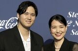 大谷翔平&真美子さんの動画が話題、リュックにぶら下げたぬいぐるみは「BTSグッ…