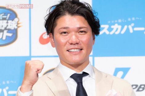 通算300本塁打の巨人・坂本勇人とグータッチの広島カープ・坂倉将吾にファン熱視線も、15億円・FA捕手の甲斐拓也は2軍ベンチの実情