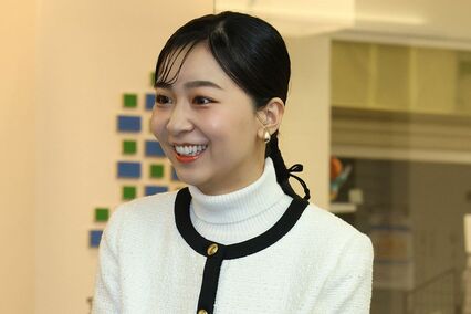 佳子さま「シースルーバング×紐アレンジ」のトレンドヘアで展覧会に登場、 2万円台ジャケットを品よく着こなす“卓越したセンス”