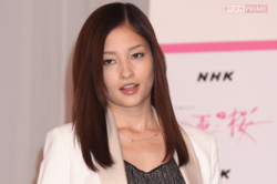 黒木メイサ、“背中&腰まわりチラリ”の夏コーデに「美人になってない?」14歳年下恋人との順調愛で増した色香