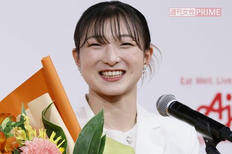 元フィギュアスケート・坂本花織の引退、結婚会見で胸に光った「30万円パールネックレス」に、旧知の写真館主人が読み解いた“秘密”