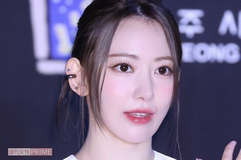 『LE SSERAFIM』宮脇咲良、強烈すぎる“大胆下着風スタイル”に《衣装それでいいの?》ファン困惑