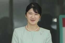 《10月17日には“いとこ”リンクも》愛子さま、鳥取訪問で佳子さま愛用ブランドの“梨色ワンピ”を披露…三陽商会が明かす「客からの感謝の声」