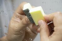 【知って楽しい雑学】ガンコなお風呂の水垢を簡単に落とす方法は?洗剤いらずの100均アイテムが超便利説