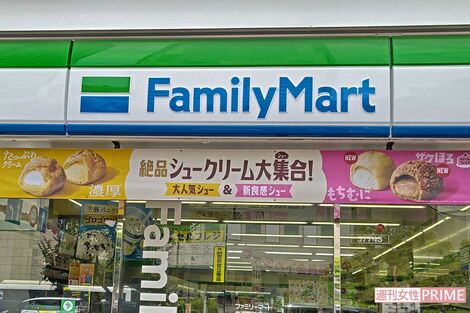 ファミリーマートが業界初の「Tシャツ制服」導入で物議、人材確保への一手も〈質や接客マナーを不安視〉の声