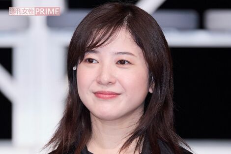 【目撃撮】Netflixドラマでムロツヨシと夫婦役の吉高由里子、撮影現場でハイタッチ!15年ぶり共演の“先輩”香里奈との仲良し姿