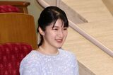 愛子さま、両陛下の“お留守中”に同じシートで単独公務…「父から聞き逃さないよ…