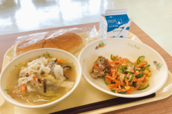 《福岡県八女茶》給食の牛乳を“緑茶”に置き換え開始で「和食に合う」「カルシウムは?」地元ならではの試みに懸念