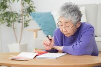 働きたい70代シニアたち!76歳で「マクドナルド」清掃員、75歳で「ビックカメラ」レジ担当の元経理事務
