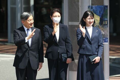 《愛子さまの表情がわからない》天皇ご一家の福島訪問で「100メートルの壁」宮内庁の“過剰配慮”に現場記者が抱いた違和感