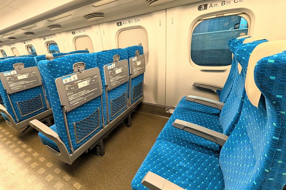 新幹線の特大荷物スペースで“地べた座りピース写真”が拡散「恥ずかしいと思わないのか?」と批判殺到…JR…