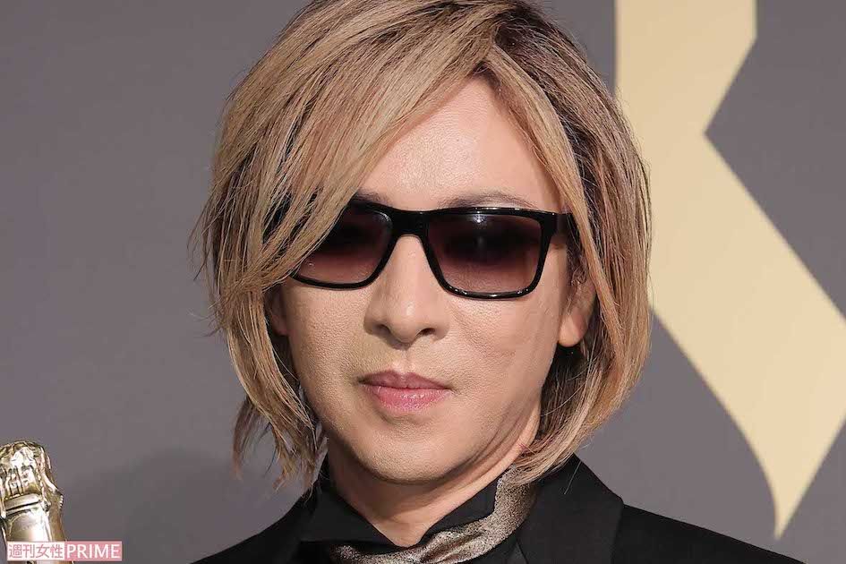 YOSHIKI、体調不良から一転、還暦迎えたサングラスなしの“素顔”公開…《60歳の肌じゃない》の声と異常な…