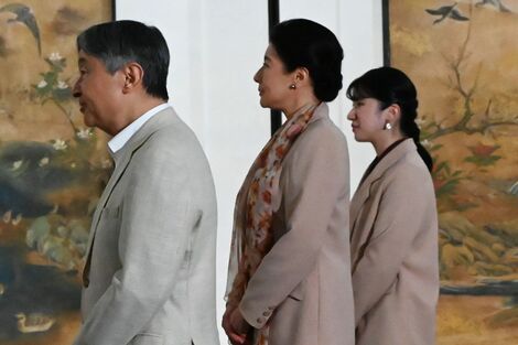 《愛子さまはメガネをかけて鑑賞》天皇陛下の「彬子ちゃん」呼びににじむ“はとこ”との関係…奇跡の襖絵にご一家も驚嘆