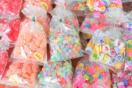 大流行『シール帳』の次は『お菓子帳』?未開封のお菓子を貼っての交換に「食べ物で遊ぶのは…」あふれる困惑の声