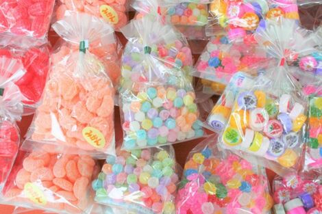 大流行『シール帳』の次は『お菓子帳』?未開封のお菓子を貼っての交換に「食べ物で遊ぶのは…」あふれる困惑の声