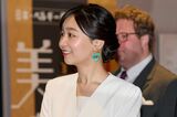 佳子さま、悠仁さまと公務に出席、ホワイト×ターコイズブルーのお気に入りの“ハ…