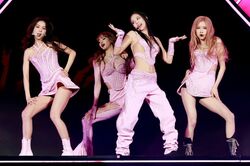 「めちゃくちゃ攻めてる」「かなりの露出度」BLACKPINKジェニーの過激な衣装がネットで物議!イベントで披露した歌とダンスよりも注目を集めてしまう《2026年8月…