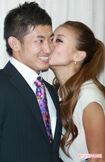 結婚会見を開いたあびる優と才賀紀左衛門('14年9月19日)