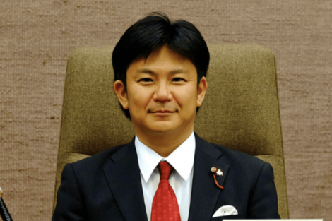 鎌倉市議会で400万円の“金プレート”が物議、ワンマン議長に辞職勧告も〈法的拘束力がない〉継続表明に市民も怒り