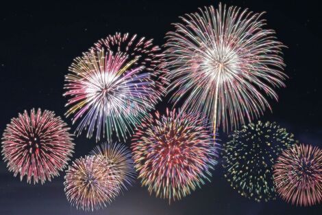 《花火・盆踊り・お祭り》予算がなく中止、音の苦情、全席有料…イヤホンで音楽を聴く“無音盆踊り”、夏の風物詩が迎えた転換期