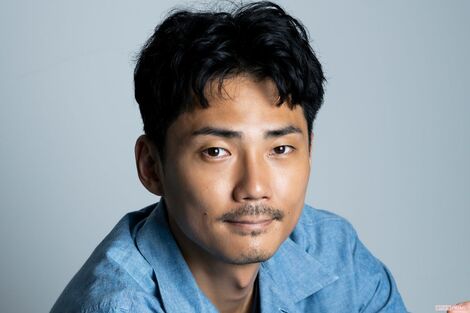 毎熊克哉、最新主演映画『見えない娘 THE INVISIBLES』で三姉妹の父に!明かした俳優人生と私生活の意外な“ルーティン”