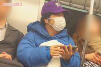 電車内で目撃された個性派俳優の加藤諒、真冬でも半ズボンのクセ強めファッションと、スマホを凝視してブツ…