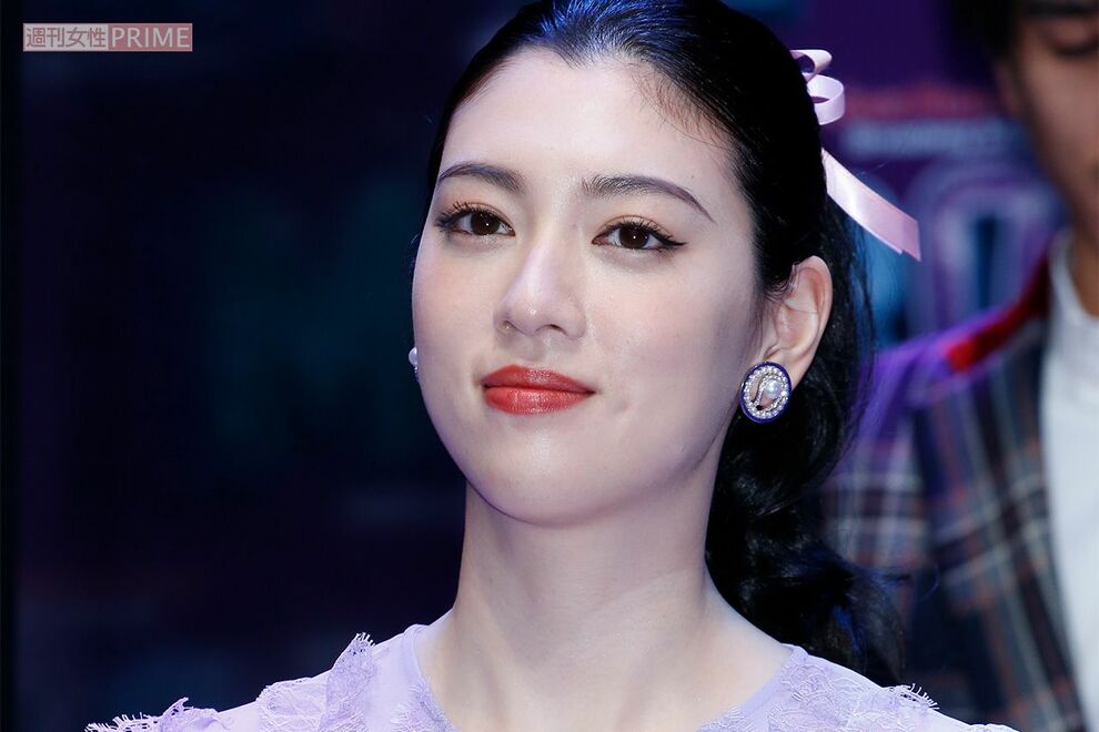 三吉彩花の大胆ファッションに「どこを目指しているの?」タトゥー&お尻“丸出し”ドレスでファン困惑