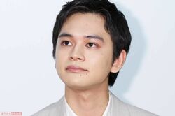 北村匠海、JR東海のCMに“激似イケメン”出没で「え?匠海じゃないの?」ファンも驚愕した“そっくりな横顔”