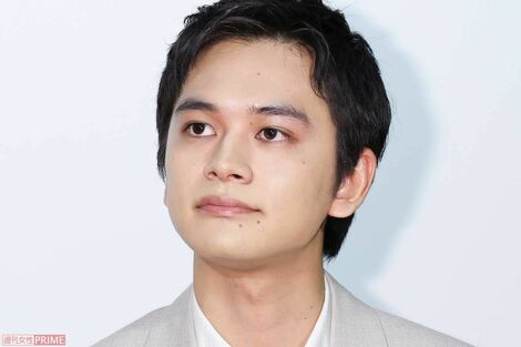 北村匠海、JR東海のCMに“激似イケメン”出没で「え?匠海じゃないの?」ファンも驚愕した“そっくりな横顔”