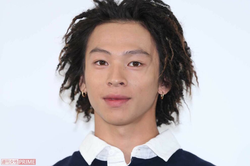 スノーボード金メダル平野歩夢、ドレッドヘアから“金髪ショート”に大変身で「平野紫耀にしか見えない」フ…