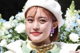 王林、素肌見せの“胸下&太もも透け”ドレス姿で高校生を圧倒「目指すところは叶…