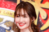 小嶋陽菜、10年ぶりの写真集ショット「腹回りが生々しい」「熟女感出てきた」36歳…