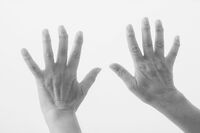 顔が洗えない、荷物が持てない…スマホの使いすぎで手指がゆがむ恐怖、こわばり・痛みを感じたらすぐにやり…