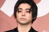 【傷害容疑で書類送検】村上虹郎、交際女性の顔を殴り“全治1か月以上”重傷の暴…