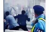 安倍元首相銃撃「警官と女子高生がぶつかって車に轢かれそうに…」混乱現場とSPの…