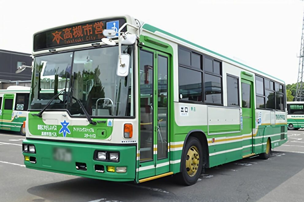 大阪・高槻市営バスの「こども運転席」に〈AIかと思いきやマジ〉の声…導入の裏にある“運転士不足”への切…