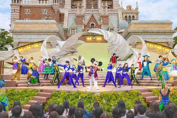 《東京ディズニーシー》外国人グループが“地べた飯”?《キャストはなんで注意しないの》《AIなのでは?》…