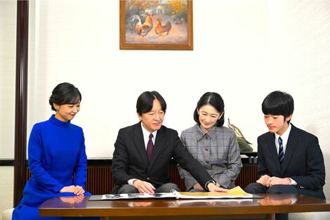 紀子さまと佳子さまは「白」秋篠宮さまと悠仁さまは「ネクタイ」…《2日違いのリンクコーデ》で魅せた家族の絆