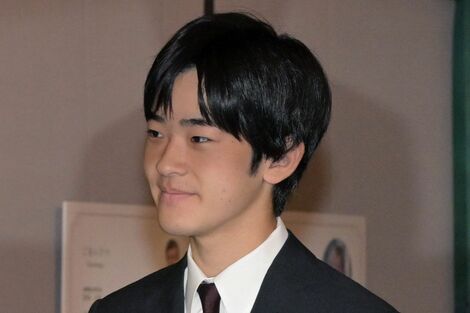 悠仁さま、筑波大学園祭でスマホ撮影の“神対応”の一方、なぜかご学友と「茂みからキョロキョロ」