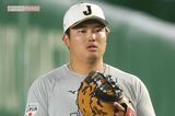 ホワイトソックス・村上宗隆、始球式で両親との3ショットを公開で「母ちゃんもデ…
