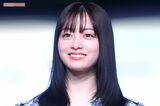 橋本環奈、マーライオンの放水を受け止める“人間ジョッキ”ポーズから見える「振…