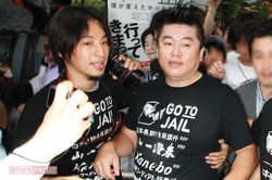 堀江貴文に『BreakingDown』で対戦指名されたひろゆきが「ベタ足の立ちまわり」と嘲笑った〈ホリエモンのボクシング動画〉