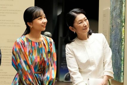 佳子さま耳元の「4180円の黒金イヤリング」が注文5倍&即完売!ブランドが明かす「金閣寺と同じ金箔」と職人技