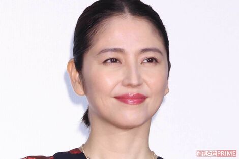 長澤まさみ、結婚から半年で『VOGUE』の“大胆チューブトップ姿”に学ぶ「大人の肌見せ」…「別人メイク」に驚きの声も