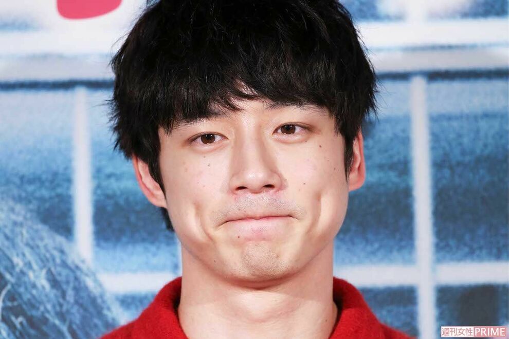 坂口健太郎がアンバサダーの『プラダ』10万円超え新作シャツ「食べこぼし?」「どう見ても汚れ」の衝撃デザ…