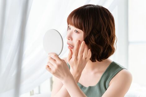 《40代・50代からのしみケア最新事情》春の「肌トラブル」2つの原因と対策法、「塗るだけ」でクリアな肌に