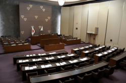 《鎌倉市議会》約400万円の金色パネルに物議「税金の無駄遣いの具体例」と他議員からも厳しい指摘