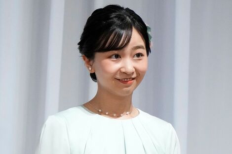 佳子さま、アジア大会結団式の「存在感あるバラの髪飾り」に「派手では?」の声も…プロが読み解く“略礼装”の基準と“緻密な配慮”